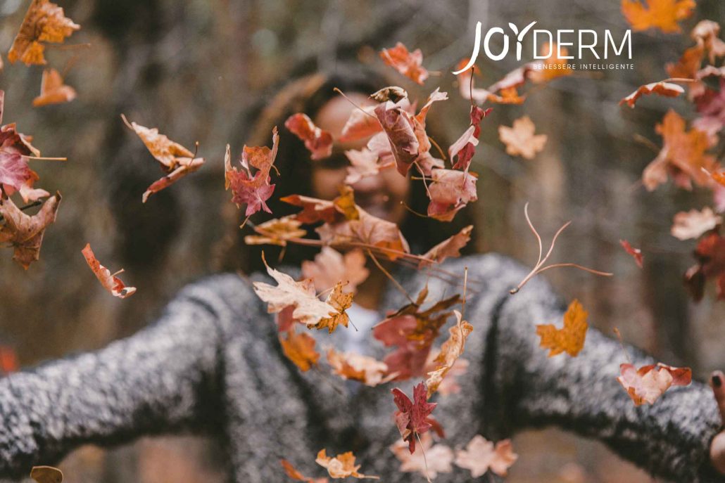 Donna in autunno di buon umore