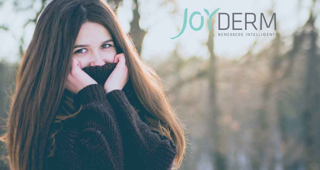 Ragazza si protegge la pelle del viso